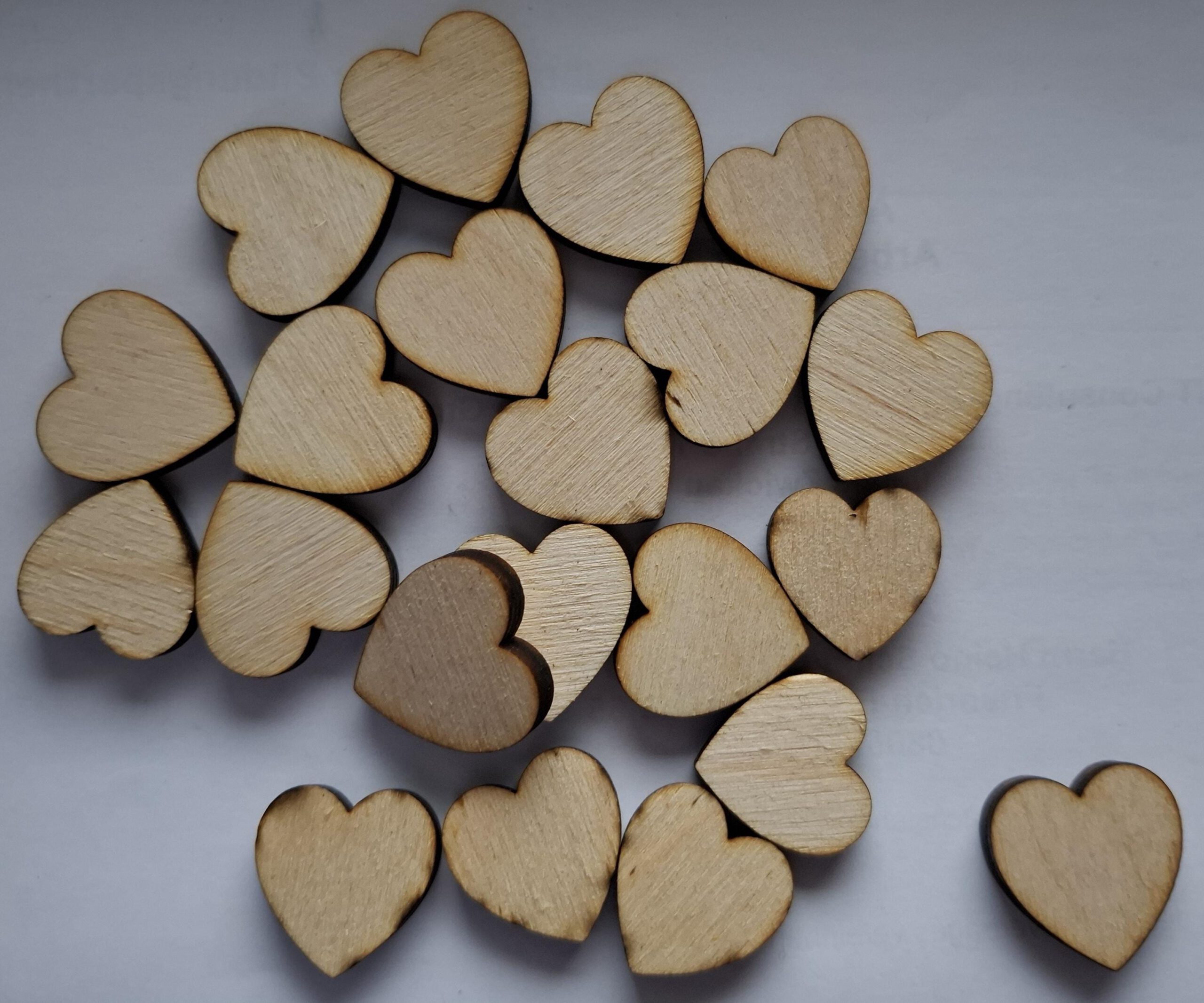 100 Kleine Herzen aus hellem Sperrholz - Perfekt zum Basteln, Dekorieren, Bemalen & als Geschenk - Vielseitige DIY-Deko - PUS Design – Bild 2